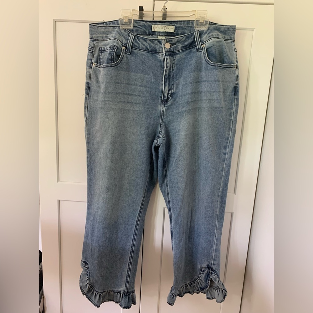 Blue Cropped Ankle Jeans with Distressed Look